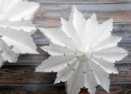DIY Schneeblumen aus Butterbrottüten selber basteln mit Kindern