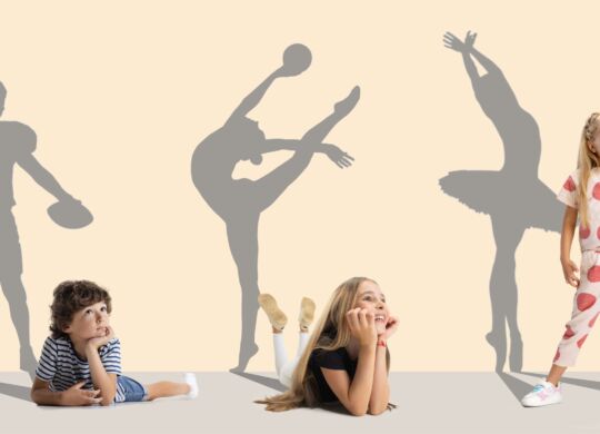 drei kinder mit schatten von Sportlern an einer Wand