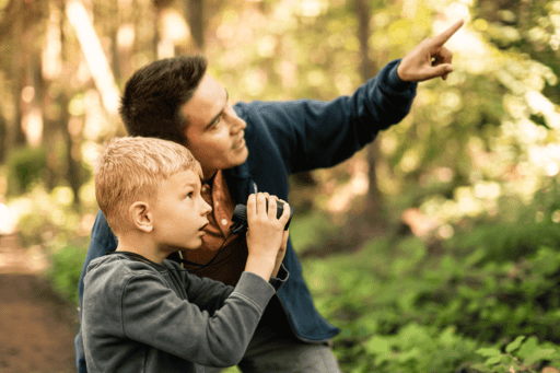 papa mit Sohn im Wald