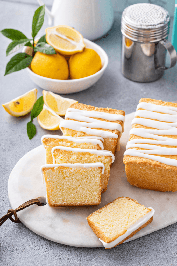 ein Teller mit Zitronenkuchen darauf