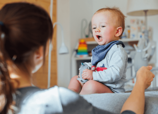 ein Baby schaut mit offenem Mund seine Mutter an