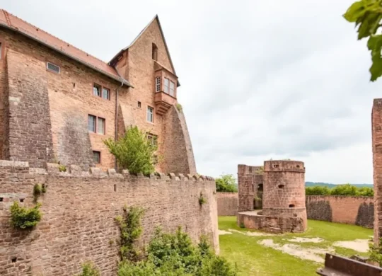 Die Burg Breuberg gehört zu den größten und am besten erhaltenen Burgen Deutschlands. Für Familien gibt es hier nicht nur Nachtwächterführungen und Ritterspiele, sondern auch eine eigene Jugendherberge zum Übernachten. Foto: Staatliche Schlösser und Gärten Hessen