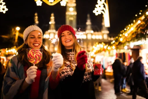 zwei Damen auf dem Weihnachtsmarkt mit Wunderkerzen in der Hand